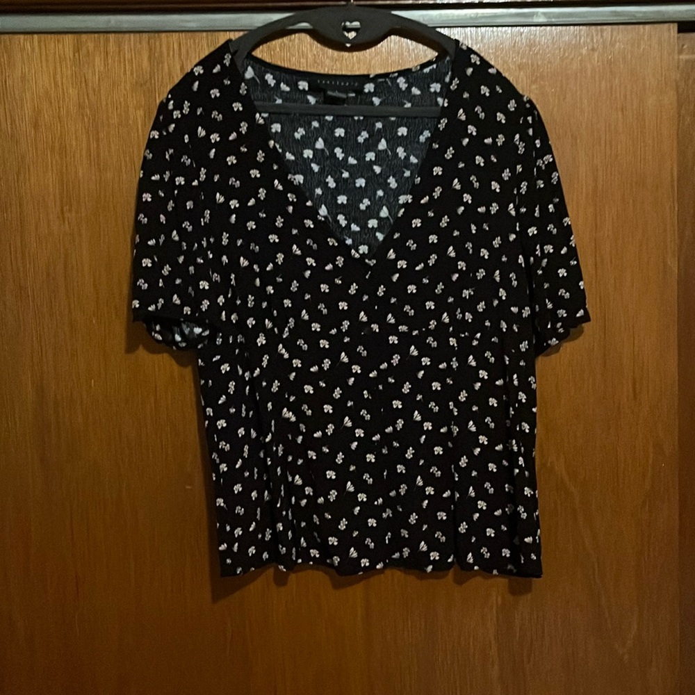Sanctuary navy blue with pink floral pattern blouse size large